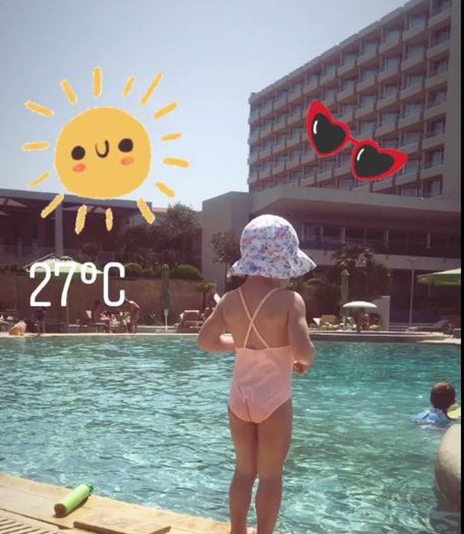 Δες πως υποδέχτηκε η Βίκυ Καγιά τον Μάιο παρέα με την κόρη της