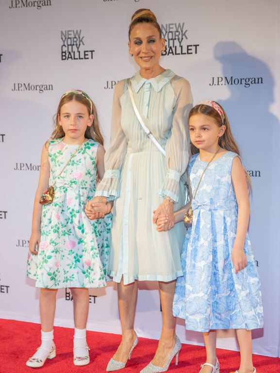 Πόσο μεγάλωσαν! Η Sarah Jessica Parker σε μία σπάνια εμφάνιση με τις δίδυμες κόρες της
