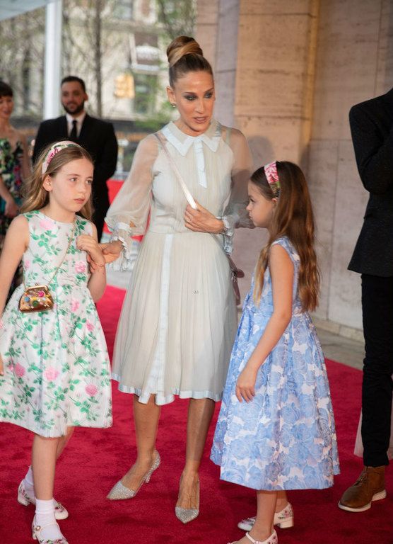Πόσο μεγάλωσαν! Η Sarah Jessica Parker σε μία σπάνια εμφάνιση με τις δίδυμες κόρες της