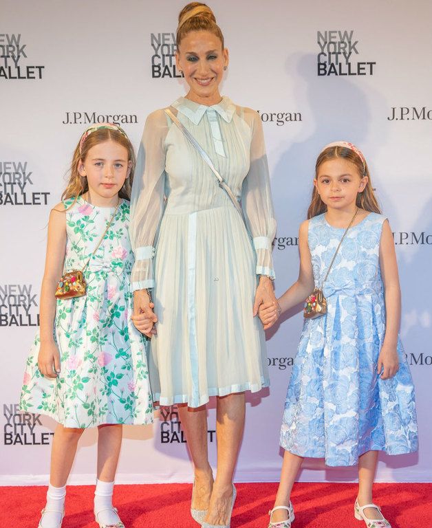 Πόσο μεγάλωσαν! Η Sarah Jessica Parker σε μία σπάνια εμφάνιση με τις δίδυμες κόρες της