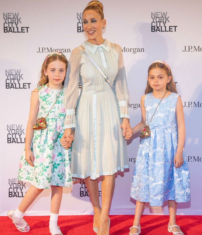 Πόσο μεγάλωσαν! Η Sarah Jessica Parker σε μία σπάνια εμφάνιση με τις δίδυμες κόρες της