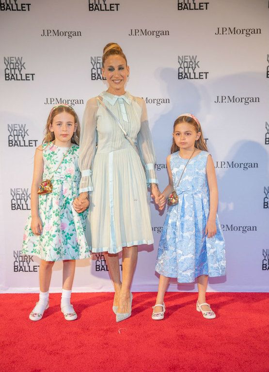 Πόσο μεγάλωσαν! Η Sarah Jessica Parker σε μία σπάνια εμφάνιση με τις δίδυμες κόρες της