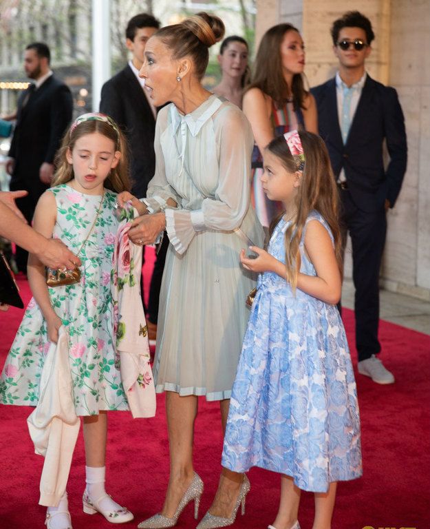 Πόσο μεγάλωσαν! Η Sarah Jessica Parker σε μία σπάνια εμφάνιση με τις δίδυμες κόρες της