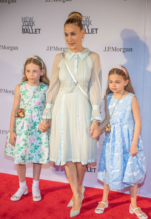 Πόσο μεγάλωσαν! Η Sarah Jessica Parker σε μία σπάνια εμφάνιση με τις δίδυμες κόρες της