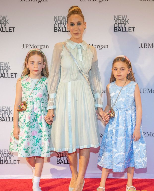Πόσο μεγάλωσαν! Η Sarah Jessica Parker σε μία σπάνια εμφάνιση με τις δίδυμες κόρες της