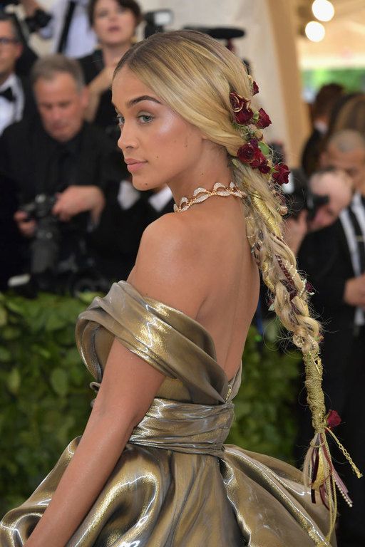 Jasmine Sender: Δεν μπορούμε να πάρουμε τα μάτια μας από το look της στις Κάννες