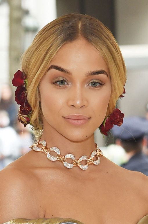 Jasmine Sender: Δεν μπορούμε να πάρουμε τα μάτια μας από το look της στις Κάννες