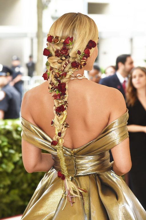 Jasmine Sender: Δεν μπορούμε να πάρουμε τα μάτια μας από το look της στις Κάννες