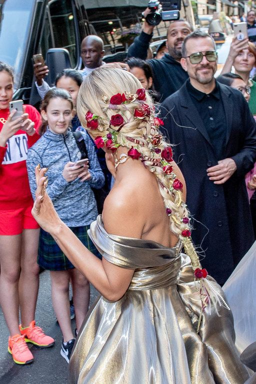 Jasmine Sender: Δεν μπορούμε να πάρουμε τα μάτια μας από το look της στις Κάννες