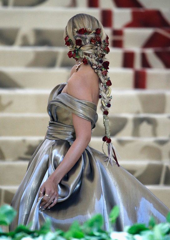 Jasmine Sender: Δεν μπορούμε να πάρουμε τα μάτια μας από το look της στις Κάννες