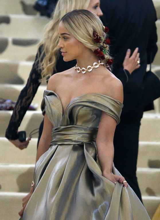 Jasmine Sender: Δεν μπορούμε να πάρουμε τα μάτια μας από το look της στις Κάννες