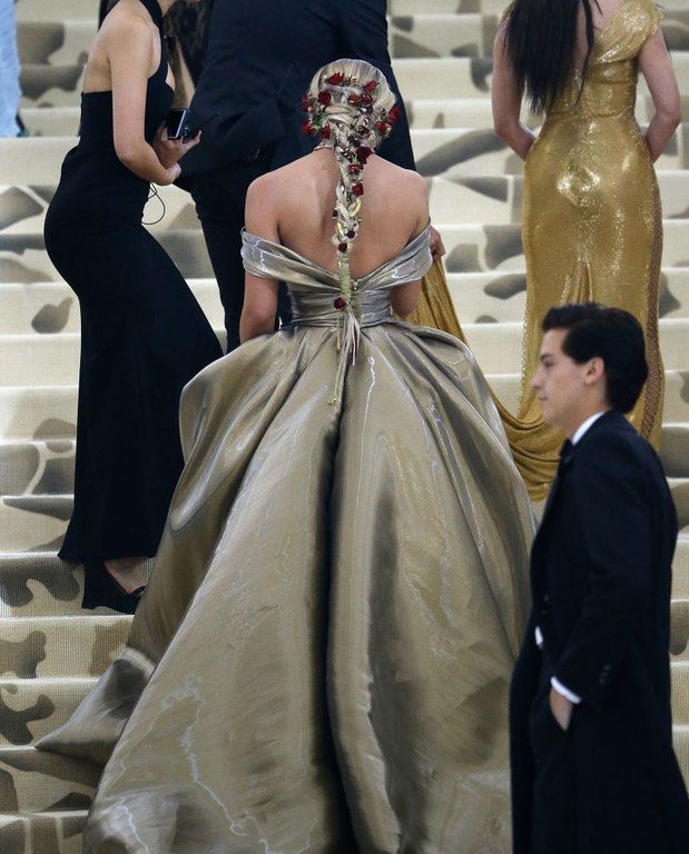 Jasmine Sender: Δεν μπορούμε να πάρουμε τα μάτια μας από το look της στις Κάννες