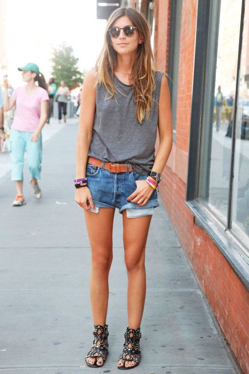 Με basic top και δερμάτινη ζώνη για πιο rock στυλ