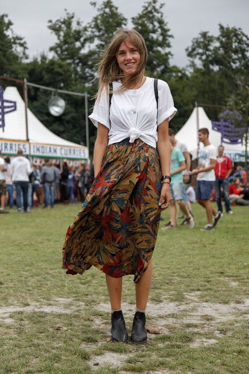 Με μία midi εμπριμέ φούστα σε boho μοτίβο ταιριάζει να φορέσεις από πάνω ένα απλό top δεμένο στην μέση ή ένα μονόχρωμο, μαρσέλ φανελάκι.