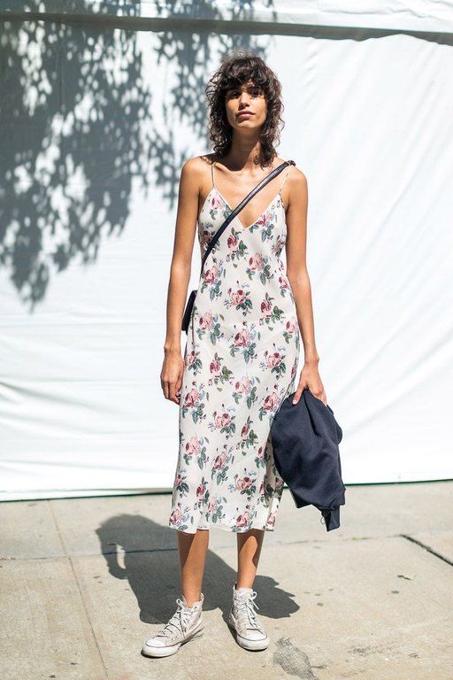 Ένα midi φόρεμα σε ίσια γραμμή, φορεμένο με sneakers, θα δώσει ένα grunge twist στην εμφάνισή σου.