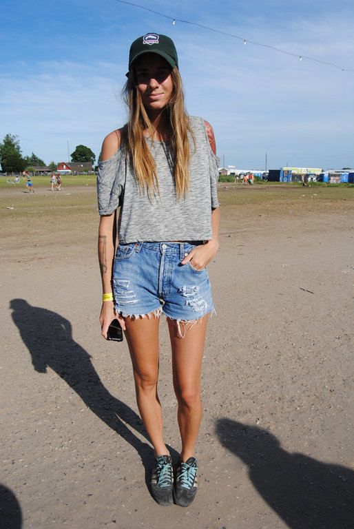 Kλασικό αλλά πάντα επίκαιρο: Jean shorts με μακό μπλουζάκι και καπέλο του baseball!