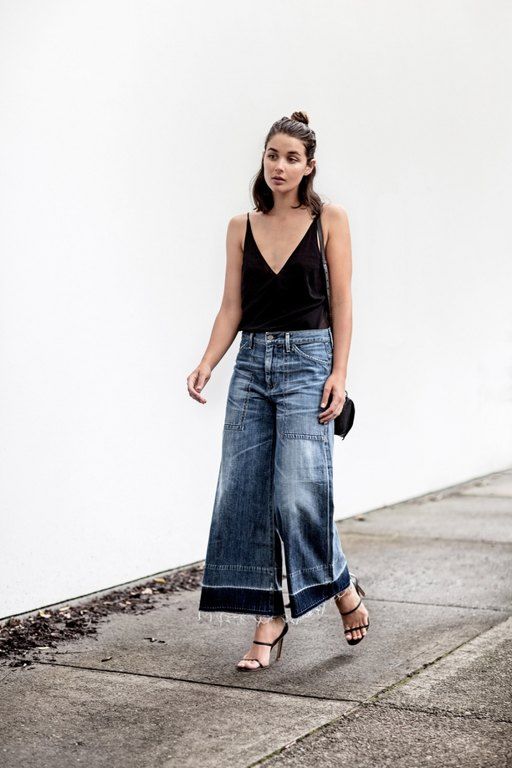 Μία cropped denim παντελόνα με ένα απλό lingerie top είναι πάντα μία «ασφαλής» και άνετη επιλογή.
