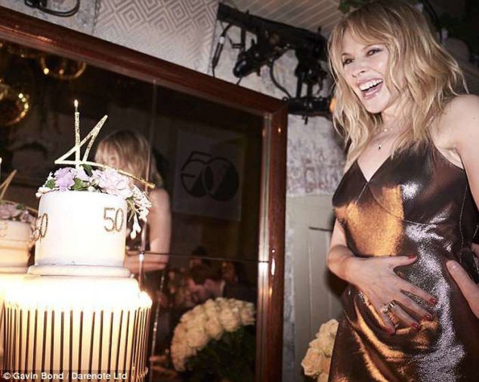 H Kylie Minogue έγινε 50 και το γιόρτασε ποστάροντας μία ολόγυμνη selfie της