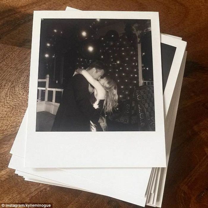 H Kylie Minogue έγινε 50 και το γιόρτασε ποστάροντας μία ολόγυμνη selfie της