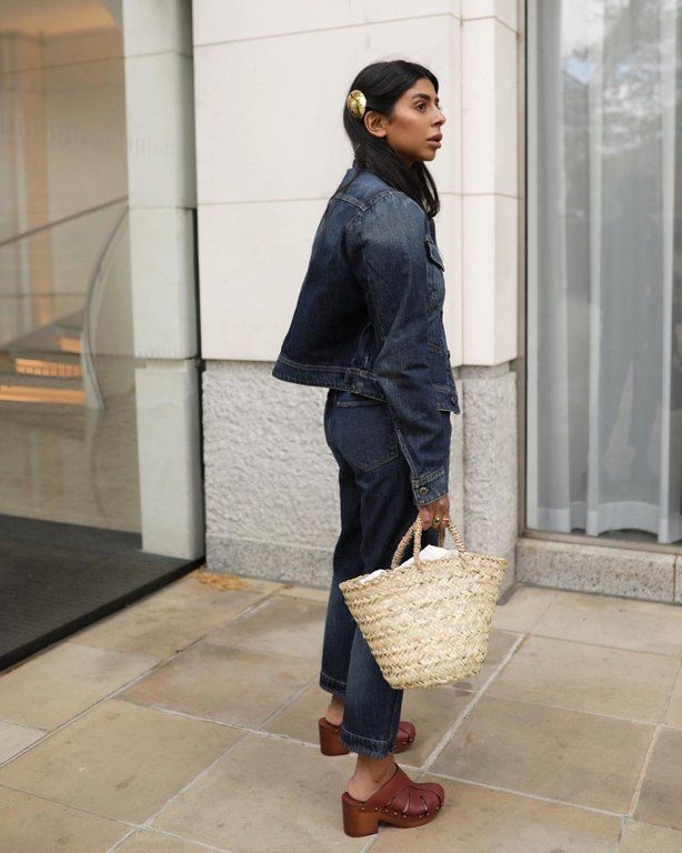 Σε ένα total denim look τα τσόκαρά σου θα του δώσουν ένα πιο παιχνιδιάρικο twist.