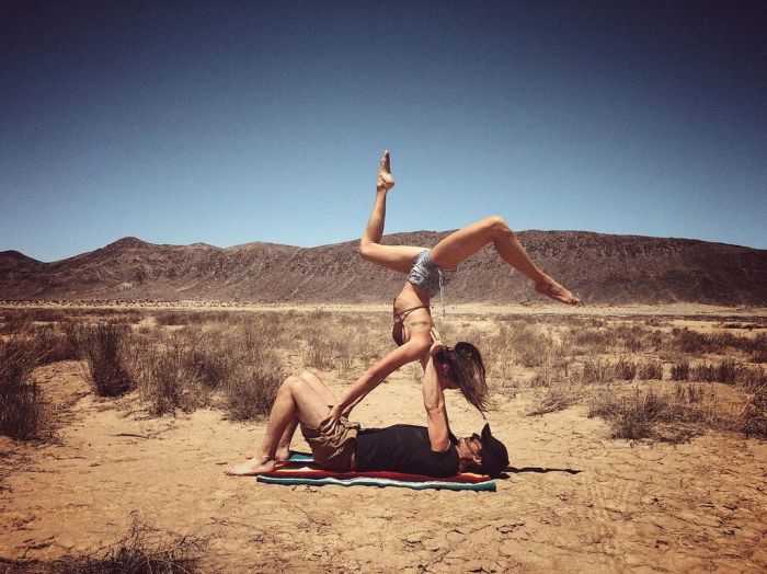 Η Nikki Reed σε προκαλεί! Η πόζα της στην παραλία αγκαλιά με τον Ian Somerhalder δεν παίζεται!