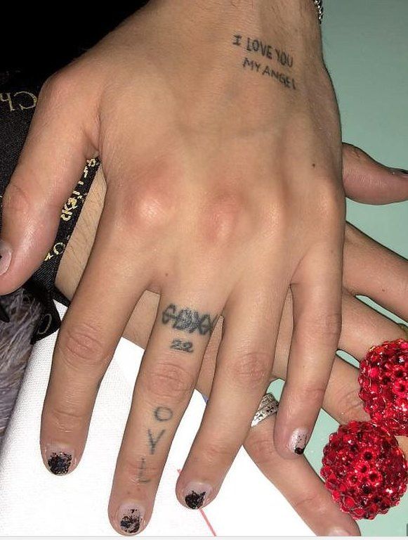 H Kendall Jenner πιάστηκε να φιλάει 18χρονο μοντέλο και δεν φαντάζεσαι ποιες είναι οι αδερφές του