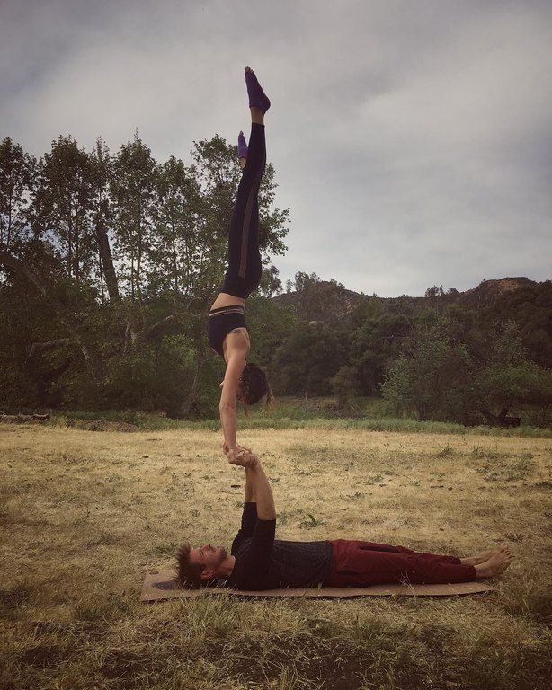 Η Nikki Reed σε προκαλεί! Η πόζα της στην παραλία αγκαλιά με τον Ian Somerhalder δεν παίζεται!