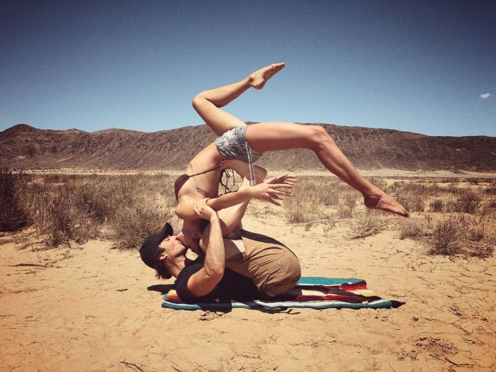 Η Nikki Reed σε προκαλεί! Η πόζα της στην παραλία αγκαλιά με τον Ian Somerhalder δεν παίζεται!