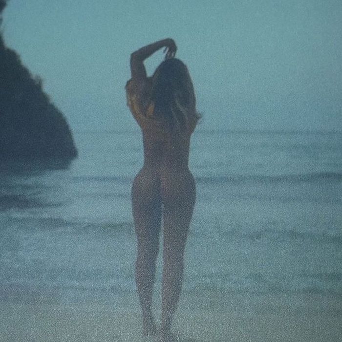 Μικρό σοκ! H Beyonce ποζάρει γυμνή στην αγκαλιά του Jay- Z: Οι φωτογραφίες που πρέπει να δεις