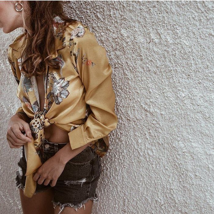 Εμπριμέ πουκάμισο με denim shorts