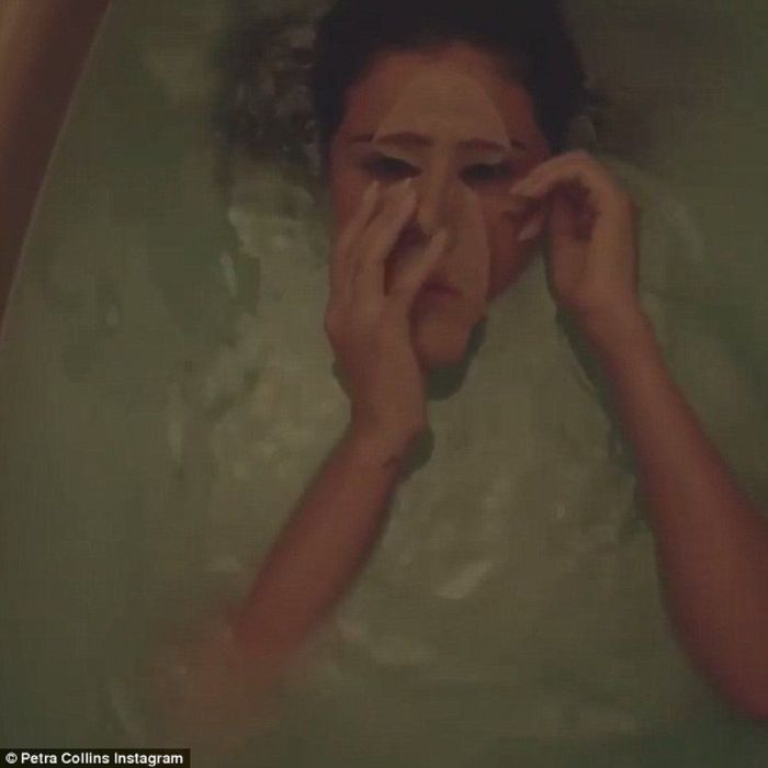 H Selena Gomez γυμνή στη μπανιέρα και αγνώριστη