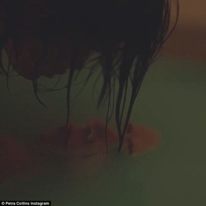 H Selena Gomez γυμνή στη μπανιέρα και αγνώριστη