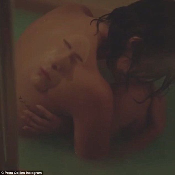 H Selena Gomez γυμνή στη μπανιέρα και αγνώριστη