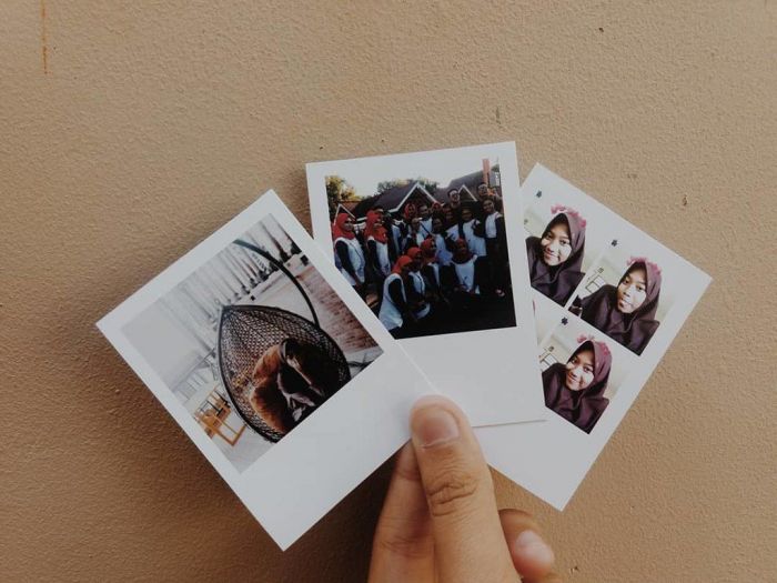 Βάλε πολλές polaroid photos τη μία δίπλα στην άλλη.