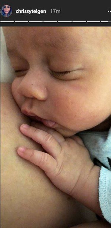 O τρόπος με τον οποίο θηλάζει δημόσια η Chrissy Teigen μπορεί να σε εμπνεύσει