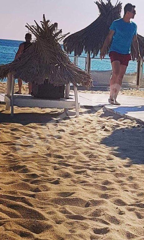 «Τσακώσαμε» τον Σάκη Ρουβά με μαγιό σε παραλία της Ίου