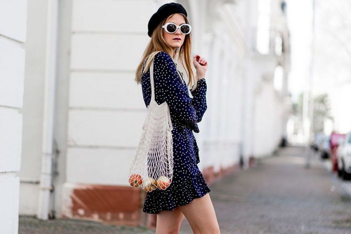 Μπορείς να κρατήσεις την crochet bag σου με ένα preppy φόρεμα για να «παίξεις» με την αντίθεση που κάνει το στυλ του ρούχο με το boho ύφος της τσάντας.