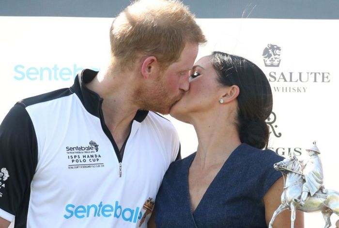 Το πρόσφατο δημόσιο φιλί του πρίγκιπα Harry με τη Meghan έγινε viral κι όχι άδικα