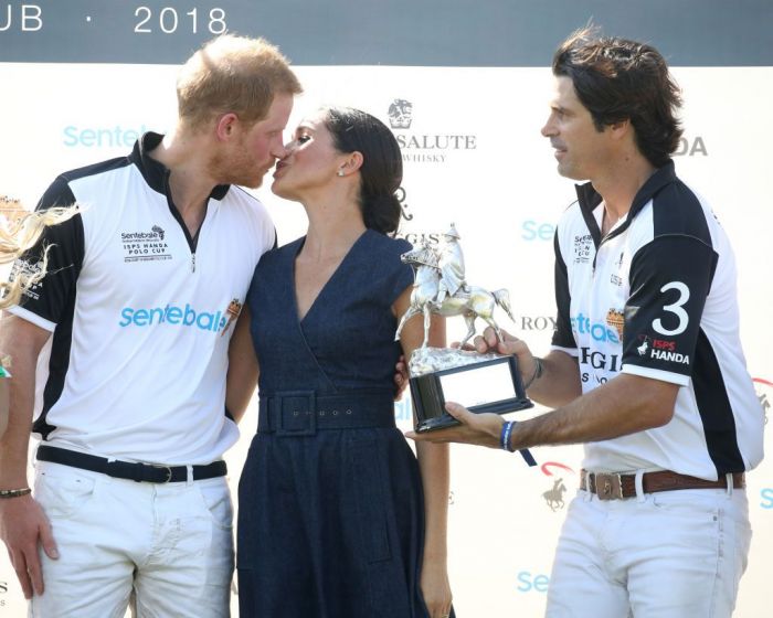Το πρόσφατο δημόσιο φιλί του πρίγκιπα Harry με τη Meghan έγινε viral κι όχι άδικα