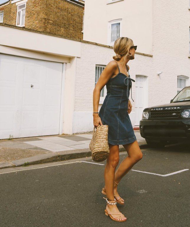 Ένα mini denim φόρεμα με πέδιλα