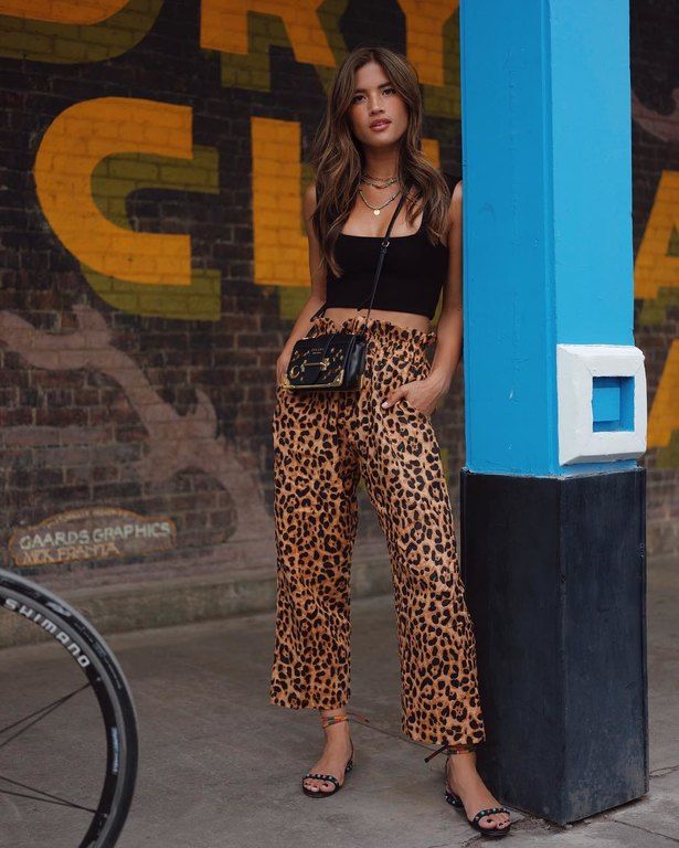 Mία cropped ψηλόμεση παντελόνα με bustier