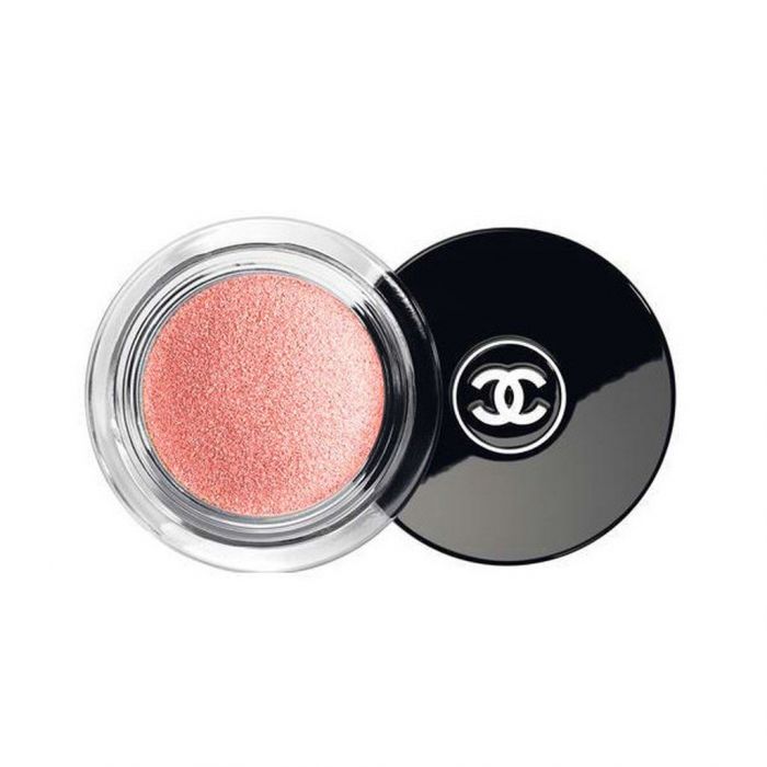 Είναι κρεμώδης και με απίστευτη διάρκεια. Chanel, L' Illusion D'Ombre στην απόχρωση Νο 118