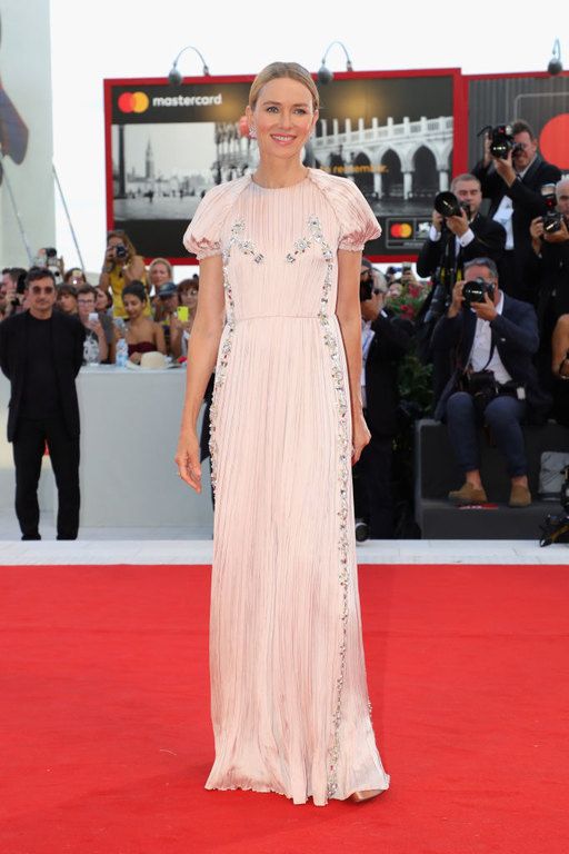 Η Naomi Watts με φόρεμα Prada