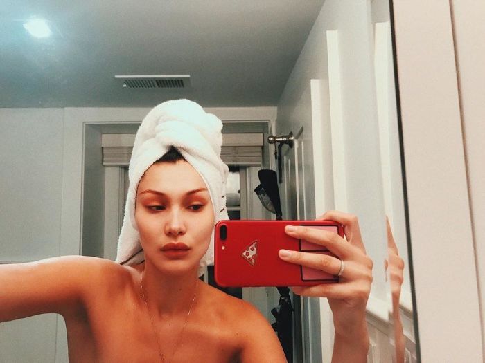 10 φορές που η Bella Hadid εμφανίστηκε -σχεδόν- γυμνή στο Instagram και «έκανε χαμό»