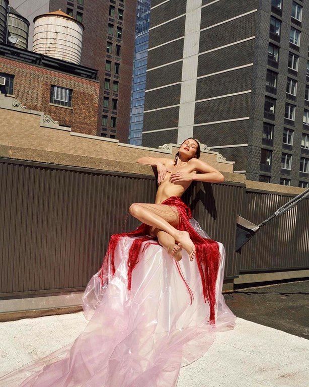 10 φορές που η Bella Hadid εμφανίστηκε -σχεδόν- γυμνή στο Instagram και «έκανε χαμό»