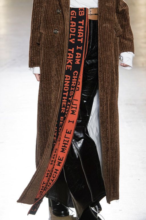 Με μακριά άκρη ή δεμένο φουλάρι πάνω τους, Christian Dada F/W 2018