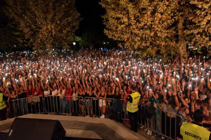 Η Ελένη Φουρέιρα «χόρεψε» τη Λάρισα στο street party του ΙΕΚ ΟΜΗΡΟΣ