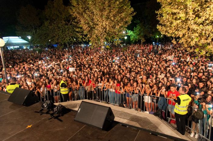 Η Ελένη Φουρέιρα «χόρεψε» τη Λάρισα στο street party του ΙΕΚ ΟΜΗΡΟΣ