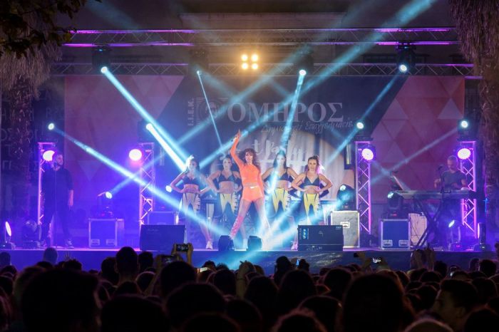 Η Ελένη Φουρέιρα «χόρεψε» τη Λάρισα στο street party του ΙΕΚ ΟΜΗΡΟΣ