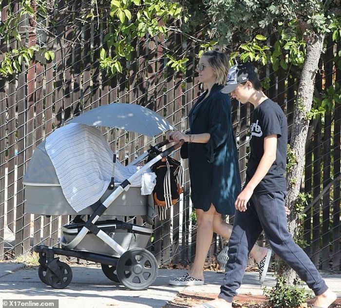 Γέννησε πριν ένα μήνα και έκανε μόλις την πρώτη της εμφάνιση με τη νεογέννητη κόρη της